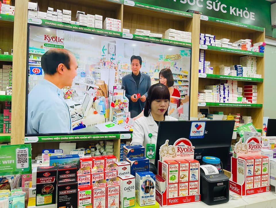 Ảnh dược sĩ đứng tại quầy bán sản phẩm 